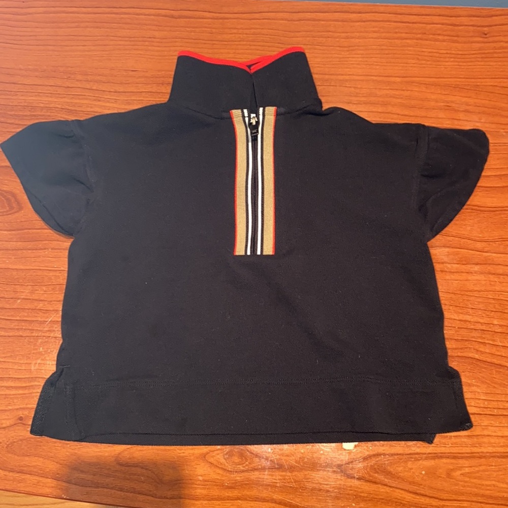LIKE NEW 🍾 BURBERRY 3T shirt